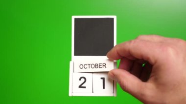 Yeşil arka planda 21 Ekim tarihli takvim. Belirli bir tarihteki olay için illüstrasyon.