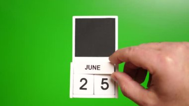 25 Haziran tarihli takvim yeşil arka planda. Belirli bir tarihteki olay için illüstrasyon.