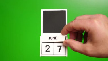 Takvim 27 Haziran 'da yeşil bir arkaplanda. Belirli bir tarihteki olay için illüstrasyon.