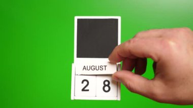 28 Ağustos tarihli takvim yeşil arka planda. Belirli bir tarihteki olay için illüstrasyon.