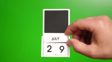 29 Temmuz tarihli takvim yeşil arka planda. Belirli bir tarihteki olay için illüstrasyon.