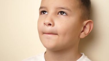 Bir doktor, dişi eksik bir çocuğun ağız boşluğunu inceliyor. Sağlık ve diş bakımı kavramı.