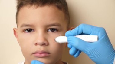 Çocuğun yüzündeki yara izi paten jeliyle tedavi edilmiş. Yara ve deri pigmentasyonu tedavisi.