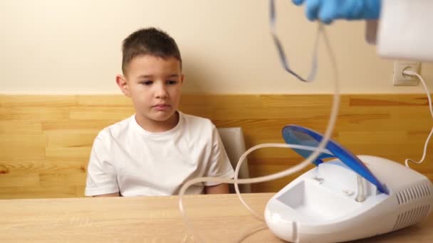 Jongen Bereidt Zich Voor Vernevelaar Inhalatie Procedure — Stockvideo