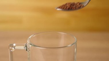 Tedavi edici bir ilaç hazırlamak için keten tohumları bardağa dökülür..