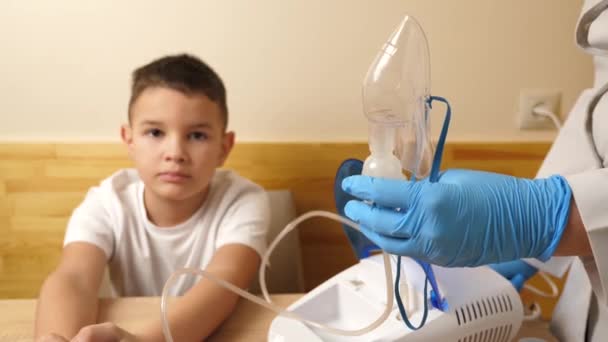 Chlapec Připravuje Inhalační Proceduru Rozprašovače — Stock video