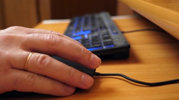 Člověk Pracuje Počítači Pomocí Myši Klávesnice — Stock video