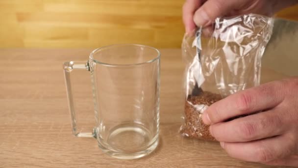 为了制备治疗用的汤水 亚麻籽被倒入杯子中 — 图库视频影像