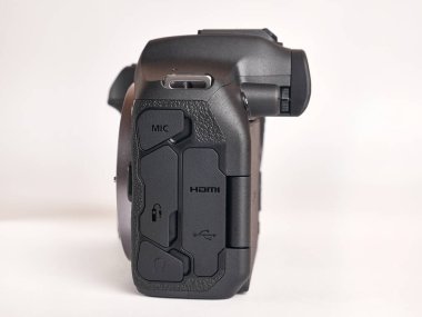 Dijital aynasız kamera, konnektörlerin yan görüntüsü. Mikrofon, kulaklık, HDMI, USB, uzaktan kumanda.