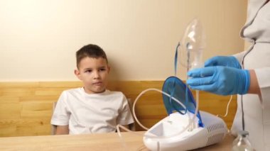 Çocuk nebulizör soluma prosedürüne hazırlanıyor..