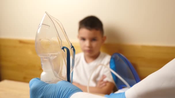 Niño Está Preparando Para Procedimiento Inhalación Del Nebulizador — Vídeo de stock