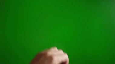 Yeşil ekrandaki bir erkek eli görüntüyü büyütmek için bir jest yapar. Ekran konseptine dokun.