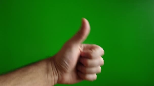 Άνθρωπος Δείχνει Σημάδι Στο Πράσινο Φόντο Ψηλά Δάχτυλα Του Αρέσει — Αρχείο Βίντεο