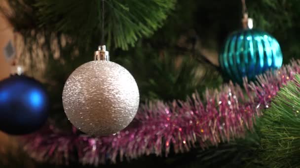 闪亮的圣诞树饰物挂在圣诞树上旋转 — 图库视频影像