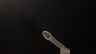 Nebulizör başlığından tıbbi buhar fışkırıyor. Solunum yollarının tedavisi ve önlenmesi. Yavaş çekim.