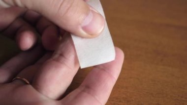 Kesik parmak antiseptik solüsyonlu bir peçeteyle tedavi edilir. Küçük kesikler ve çizikler için ilk yardım. Yavaş çekim.