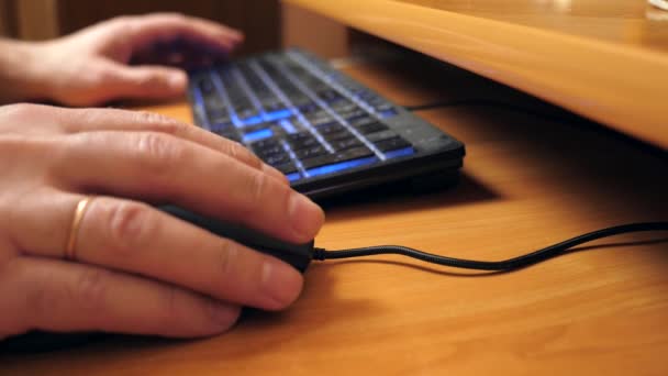 一个人使用鼠标和键盘在计算机上工作 慢动作 — 图库视频影像