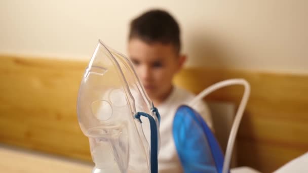 Niño Está Preparando Para Procedimiento Inhalación Del Nebulizador Movimiento Lento — Vídeo de stock