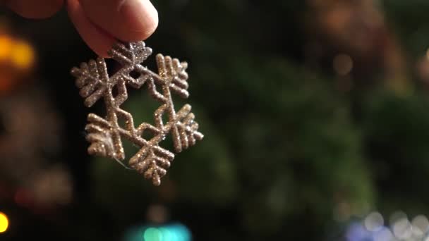 在圣诞树上挂着雪花形状的闪亮的圣诞装饰品 — 图库视频影像