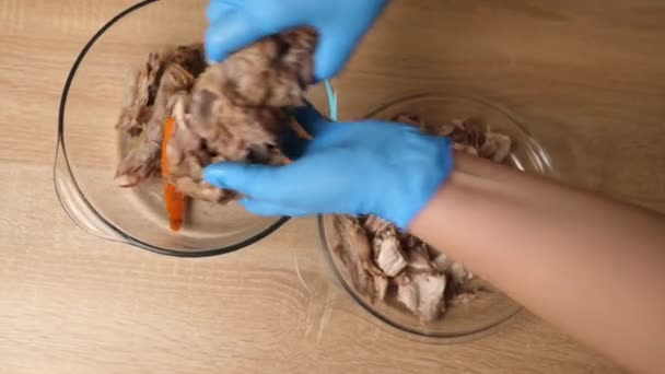 Χωρίζουμε Κομμάτια Κρέατος Από Οστά Προετοιμασία Πιάτων Βάση Κρέας — Αρχείο Βίντεο