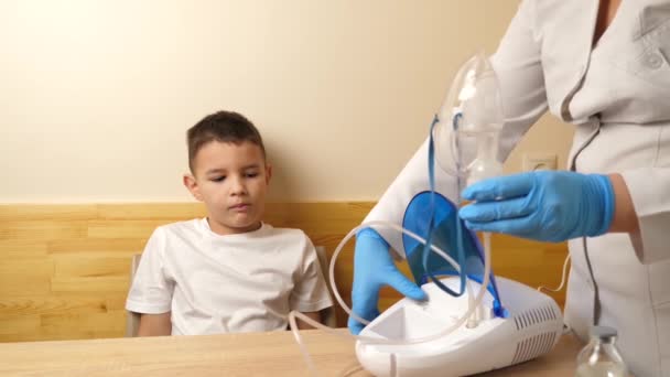 Niño Está Preparando Para Procedimiento Inhalación Del Nebulizador Movimiento Lento — Vídeo de stock
