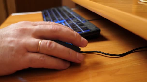 一个人使用鼠标和键盘在计算机上工作 慢动作 — 图库视频影像