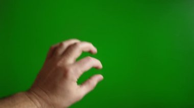 Yeşil ekrandaki bir erkek eli görüntüyü büyütmek için bir jest yapar. Ekran konseptine dokun. Yavaş çekim.