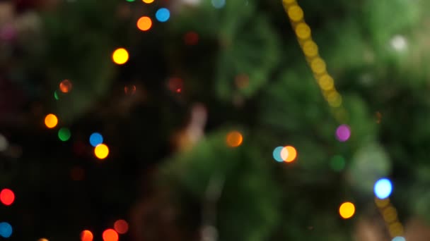デフォカスでカラフルなガーランドをツインクルーリングしたクリスマス新年の背景 スローモーション — ストック動画