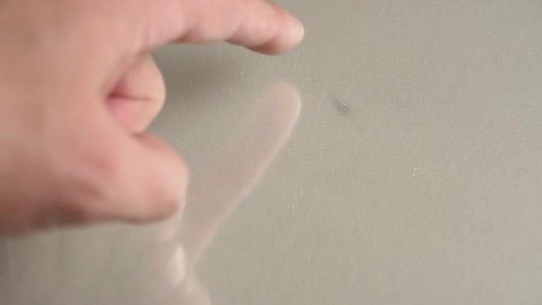 Ένα Θαυμαστικό Ζωγραφίζεται Στον Μολυσμένο Σκόνη Καθρέφτη Αργή Κίνηση — Αρχείο Βίντεο