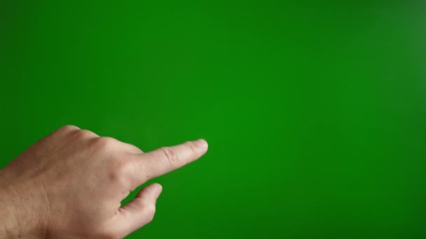 緑色の背景にある男の手がスクロールアップします タッチスクリーンコンセプト スローモーション — ストック動画