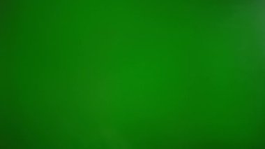 Yeşil arka planda bir adamın eli itme yapar. Ekran konseptine dokun. Yavaş çekim.