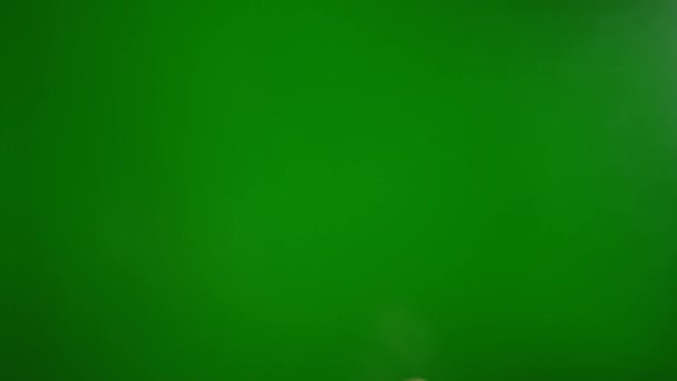 Mann Zeigt Mittelfinger Auf Grünem Hintergrund Zeitlupe — Stockvideo