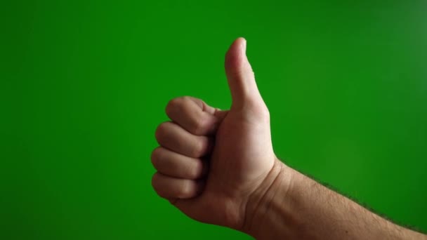 一个男人伸出他的手指 用绿色背景数到5 — 图库视频影像