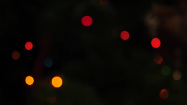 デフォカスでカラフルなガーランドをツインクルーリングしたクリスマス新年の背景 — ストック動画