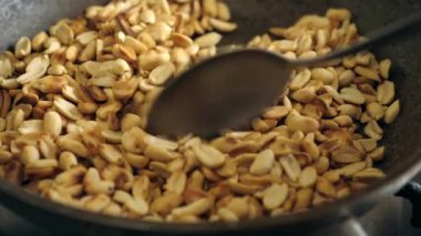 Çiğ fıstık tavada kızartılır. Yavaş çekim.