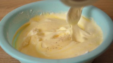 Kakao eklenmiş hamur tatlısı hazırlığı. Tatlı bir pasta yapıyorum. Yavaş çekim.