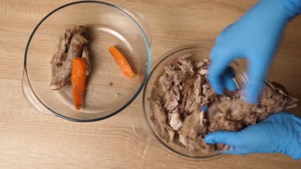 Elválasztjuk Húsdarabokat Csontoktól Húsételek Elkészítése Lassú Mozgás — Stock videók