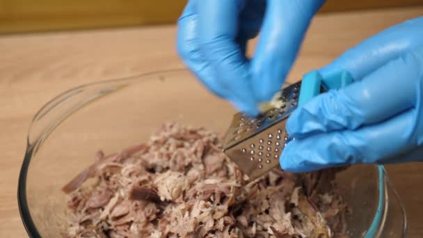 Sól Przyprawy Czosnek Dodawane Mięsa Przygotowanie Potraw Mięsnych Zwolniony Ruch — Wideo stockowe