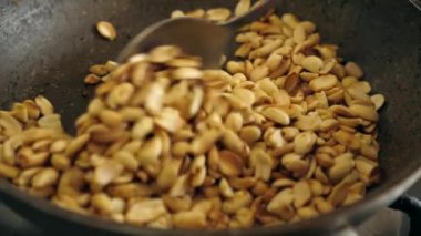 Çiğ fıstık tavada kızartılır. Yavaş çekim.