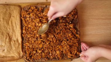 Pastaya tatlı bir fıstık, tarçın ve çikolata ilave edilir. Pasta yapıyorum. Yavaş çekim.