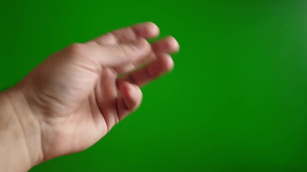 男は緑の背景に彼の手で何を望むジェスチャーを示しています — ストック動画
