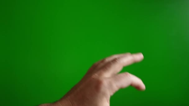 Homem Mostra Sinal Com Dedos Fundo Verde — Vídeo de Stock