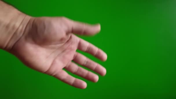 男は緑の背景に手で Soso ジェスチャーを示しています — ストック動画