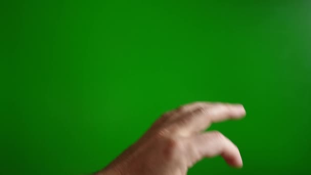 Человек Показывает Знак Пальцами Зеленом Фоне Медленное Движение — стоковое видео
