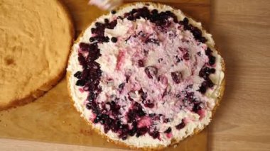 Pastaya dolgu yapıyorum. Evde şenlikli turta pişiriyorum.