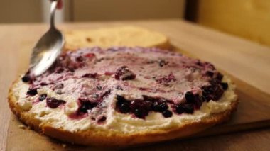 Pastaya dolgu yapıyorum. Evde şenlikli turta pişiriyorum.