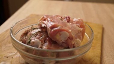 Tavuk göğsü baharat ve tuzla marine edilir. Tavuk yemeği pişiriyorum.