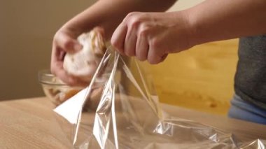 Tavuk pişirmek için bir torbaya (kol) konur.