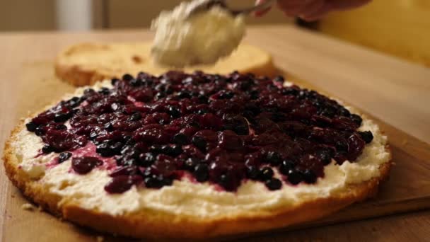 Pastaya Dolgu Yapıyorum Evde Şenlikli Turta Pişiriyorum — Stok video