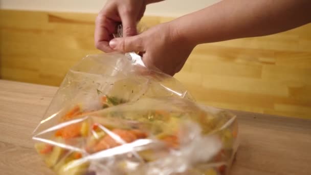 パッケージ スリーブ は野菜とチキンを焼くために結ばれています — ストック動画